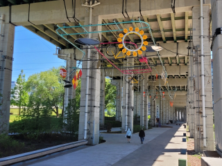 art-display-overhead-conveyor