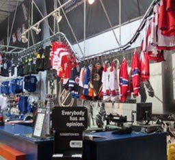 Overhead garment display conveyor Overhead conveyor for retail garments