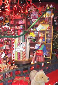PAC-LINE enclosed track conveyor for Santa window display