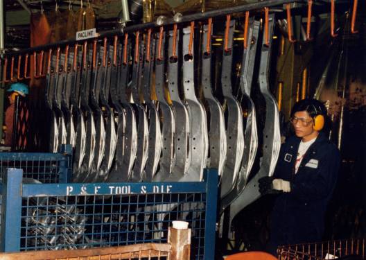 Overhead conveyor for buffering of under-body auto parts