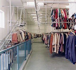 Monorail overhead conveyor for garments