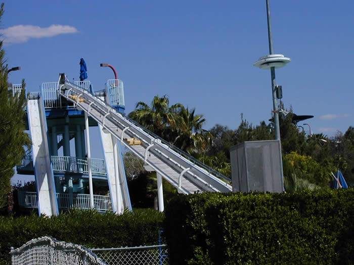 conveyor to carry water park sleds