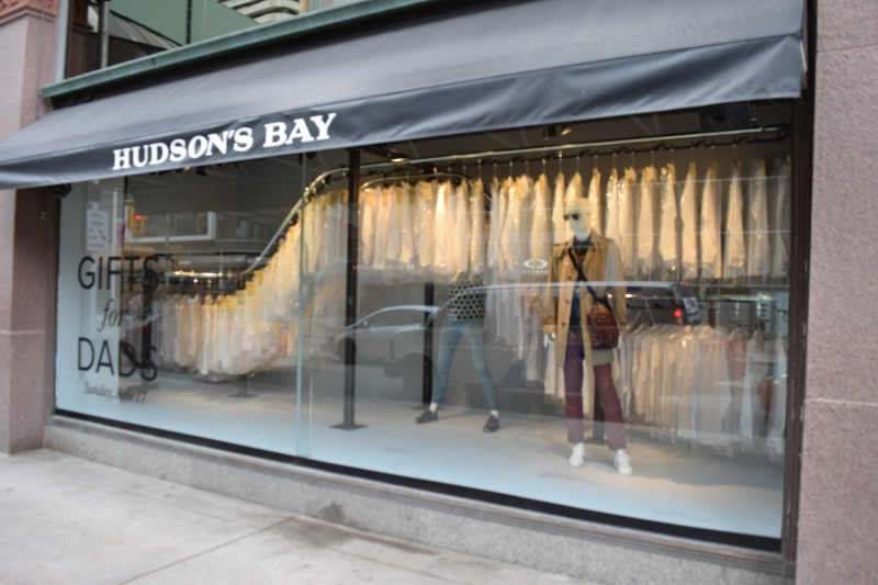 creative-store-front-conveyor-display creative-store-front-conveyor-display