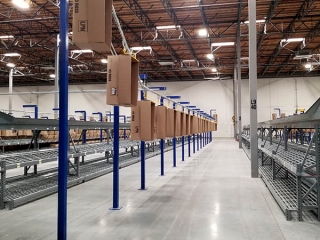 Empty case conveyor in distribution facility