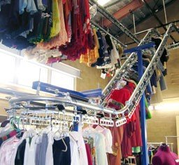 Garment storage conveyor system