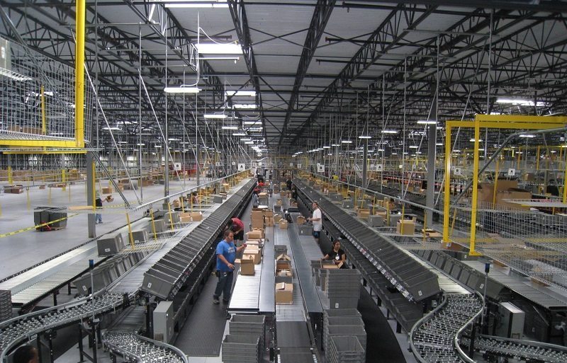 Pacline overhead conveyors deliver empty carton andempty totes in large distribution center.