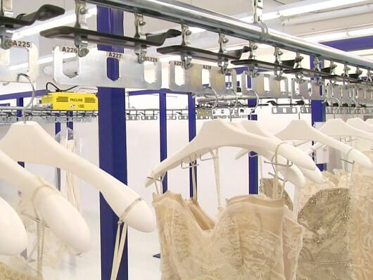 Automatic storage and retrieval conveyor for hanging garments and clothing