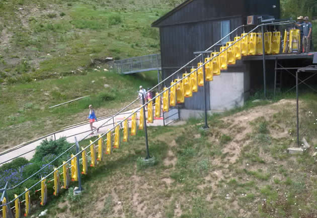 overhead-conveyor-transporting-sleds overhead-conveyor-transporting-sleds