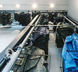 Over/under garment conveyor Over/under conveyor for garment storage