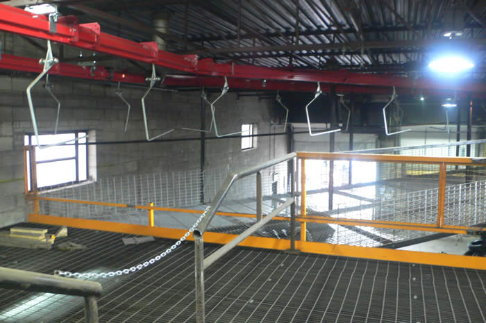 Overhead heavy duty conveyor for tire recycling.