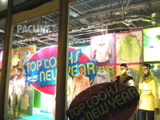 Highly compact PACLINE garment conveyor is discretely installed in the ceiling area of the storefront.