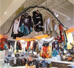Garment display conveyor for retail store Curved garment display conveyor
